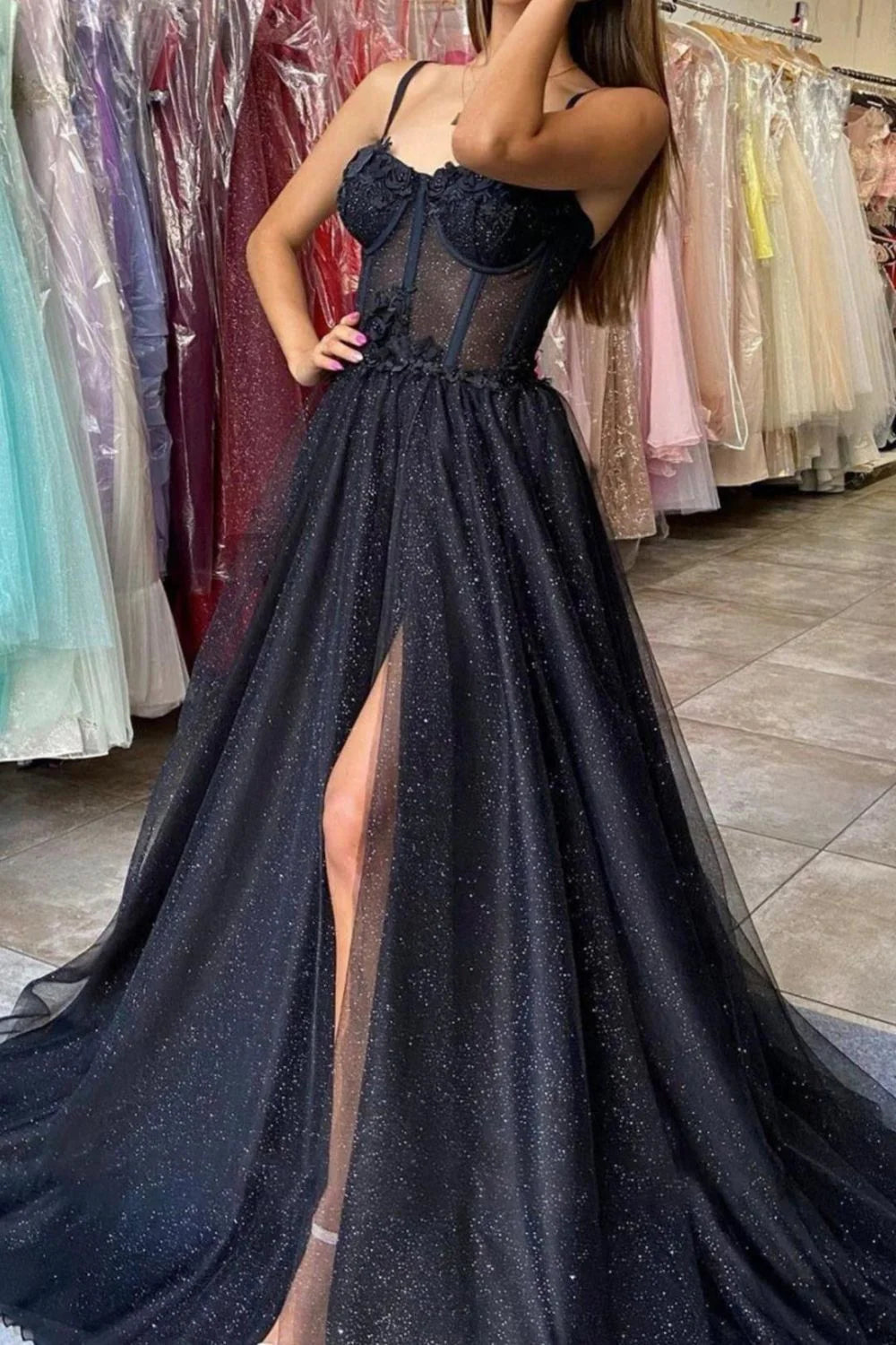 Hermoso vestido de fiesta largo negro con tirantes finos y corte en A